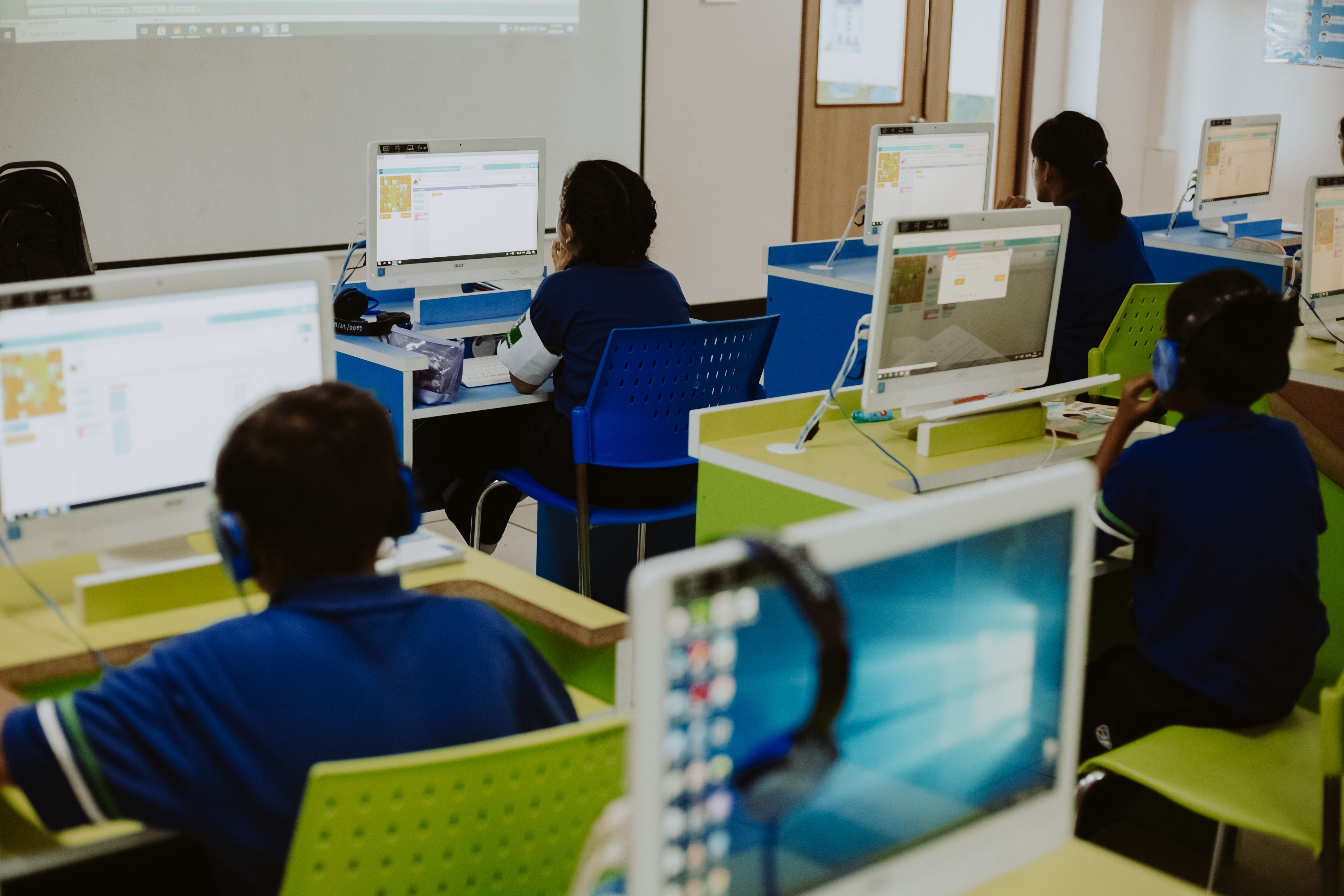 Formación en seguridad digital para docentes y referentes comunitarios
